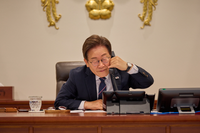 이재명 대통령. 사진은 23일 서울 용산 대통령실 청사 집무실에서 안와르 이브라힘 말레이시아 총리와 전화 통화를 하는 모습. 대통령실 제공.